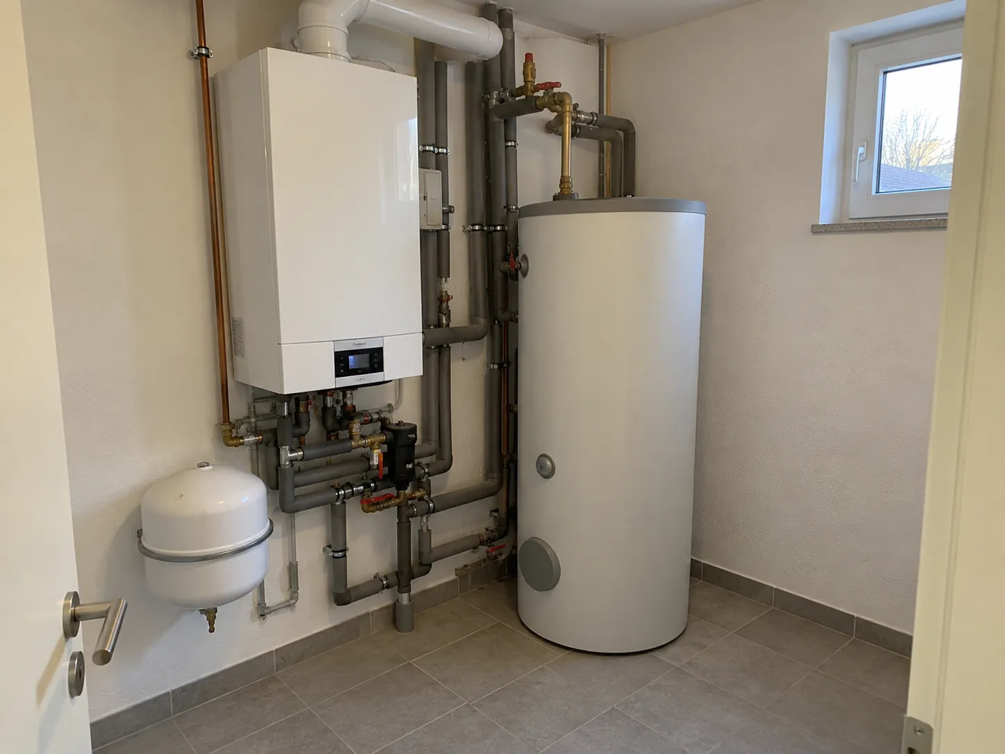 Neue Heizung mit Warmwasserspeicher im Heizungsraum